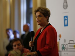 Rousseff: Si Mercosur sanciona a Venezuela, también debe hacerlo con Brasil