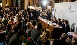 Macri pelea con la oposición en el Senado para imponer el voto electrónico en Argentina