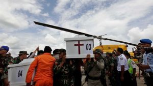 Al menos cuatro muertos al estrellarse un avión de carga en Indonesia