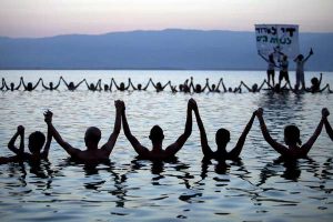 Protestan nadando por degradación ambiental del Mar Muerto 