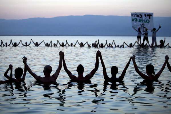 Protestan nadando por degradación ambiental del Mar Muerto