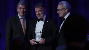 Santos recibe el Premio al Liderazgo en las Américas por sus esfuerzos de paz