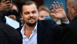 Leonardo DiCaprio almuerza en un restaurante solidario con una fan