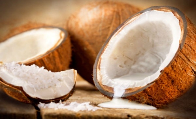 Beneficios y daños del agua de coco que debes conocer