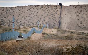 Una cementera mexicana se ofrece a construir el muro de Trump
