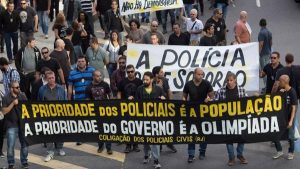 Por la crisis de Río de Janeiro, la policía recibe donaciones hasta de papel higiénico