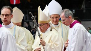 El papa pide a religiones que condenen claramente violencia en nombre de Dios