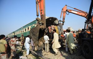 Al menos 20 muertos y 50 heridos en el choque de dos trenes en Pakistán
