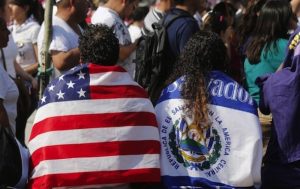 Dos universidades en EEUU retiran prohibición a inmigrantes 
