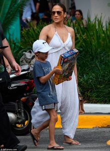 Jennifer López disfruta de un día de compras con su hijo Max en Miami