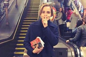 Emma Watson se divirtió en el metro de Londres
