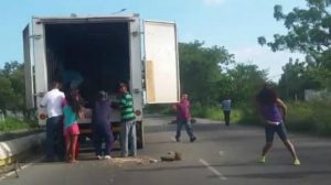 El saqueo de un camión con mercancías en Venezuela