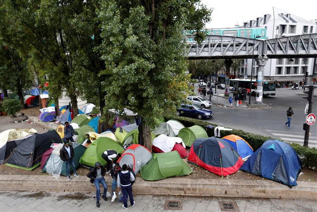 Francia mueve el mayor campamento de inmigrantes de París