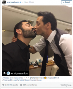 MC se besa con el presentador Enrique Santos