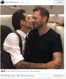 Después de JLo, Marc Anthony se besa con varios hombres