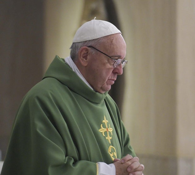 El Papa mostró su pesar por el fallecimiento de Castro y pidió por su descanso
