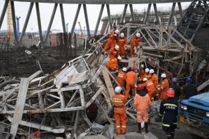 67 muertos ha dejado el derrumbe de una plataforma en una central eléctrica en China