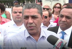 Senador Adriano Espaillat entrega donaciones a damnificados en Santiago