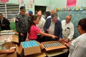 Ministro de Interior y Policía y director PN entregan ayuda a afectados por las lluvias en Moca
