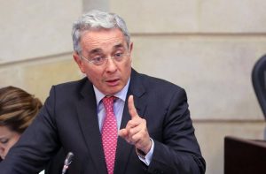 Uribe llama ‘democracia sometida’ al acuerdo de paz en Colombia