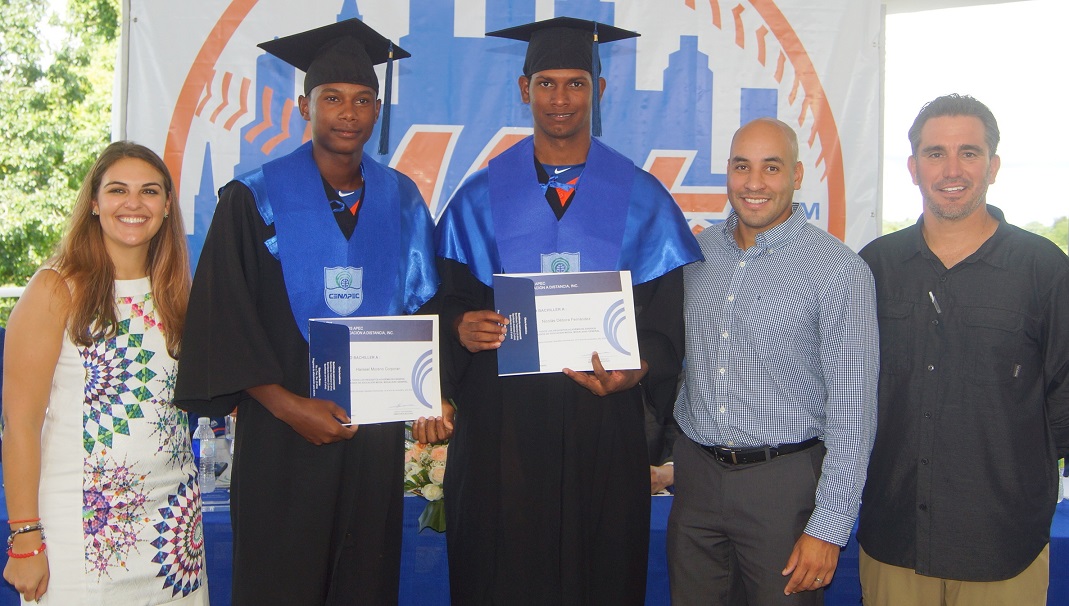Más prospectos de los Mets de NY se superan en los estudios; celebran 8va graduación