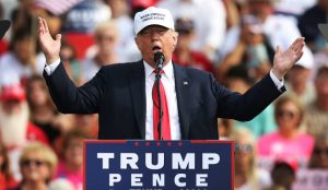 Trump pide a latinos y negros que le den el vital triunfo en Florida