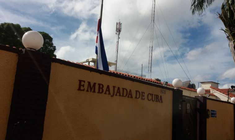 Embajada cubana ondea bandera a media asta tras fallecimiento de Fidel Castro