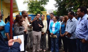 Andrés Navarro recorre centros escolares de Puerto Plata afectados por inundaciones