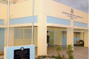 Internos de cárcel Rafey siguen hacinados en La Vega