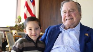 Foto de George H. W. Bush con un niño recuperado de cáncer que conmueve a los EEUU