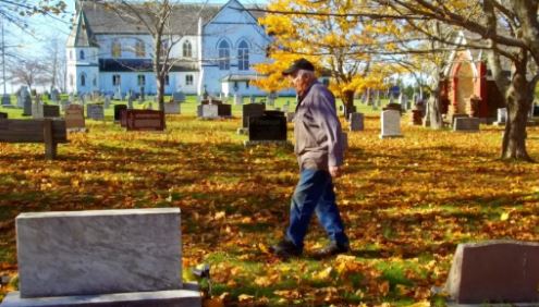 Un hombre de 90 años decide cavar su propia tumba
