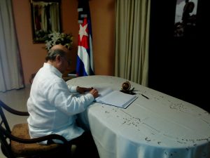 Hipólito Mejía firma libro de condolencias en embajada de Cuba por muerte de Fidel 