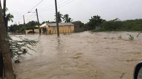 Lluvias inundan comunidades en Montecristi; se mantiene alerta meteorológica