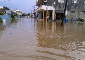 Defensa Civil inicia evacuaciones en Nagua por las inundaciones registrada