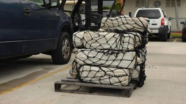 Interceptan en el Caribe lancha con "fardos de cocaína", cuatro venezolanos y un dominicano abordo