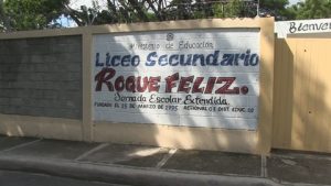 Estudiantes y maestros  de liceo en Azua  paralizan docencia   