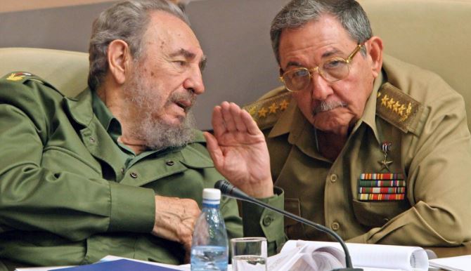 Cuba, huérfana del "patriarca" Fidel, sigue el camino trazado por Raúl Castro