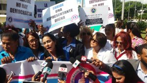 Mujeres se manifiestan frente al Congreso en apoyo a diputada Faride Raful