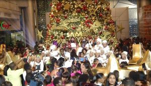 Decenas de personas dan la bienvenida a la Navidad en Sambil