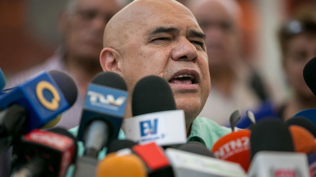 Oposición venezolana dice que Maduro "pateó" diálogo con amenazas a partido
