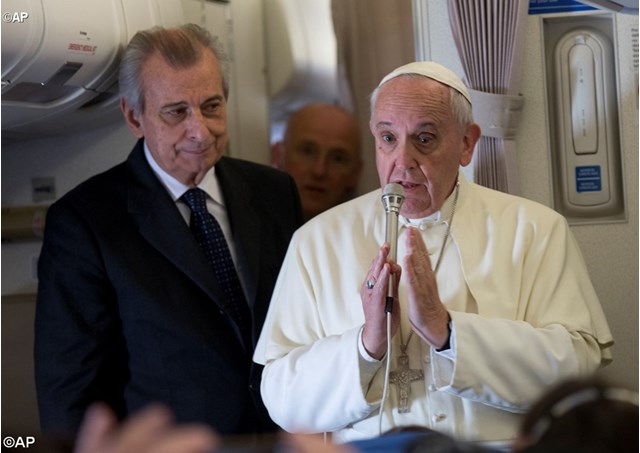 El papa habló de inmigración y secularización en vuelo de regreso de Suecia