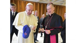 El papa Francisco recibe una gorra de los Cachorros de Chicago