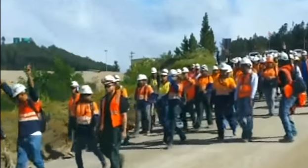 Trabajadores mineros paralizan mina de la Barrick y denuncian cancelaciones