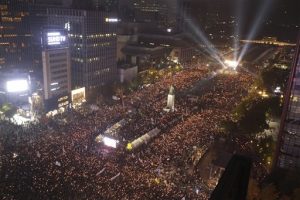 Decenas de miles de surcoreanos piden renuncia de presidenta