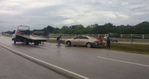 Se desliza vehículo en la Autovía del Este tras las lluvias 