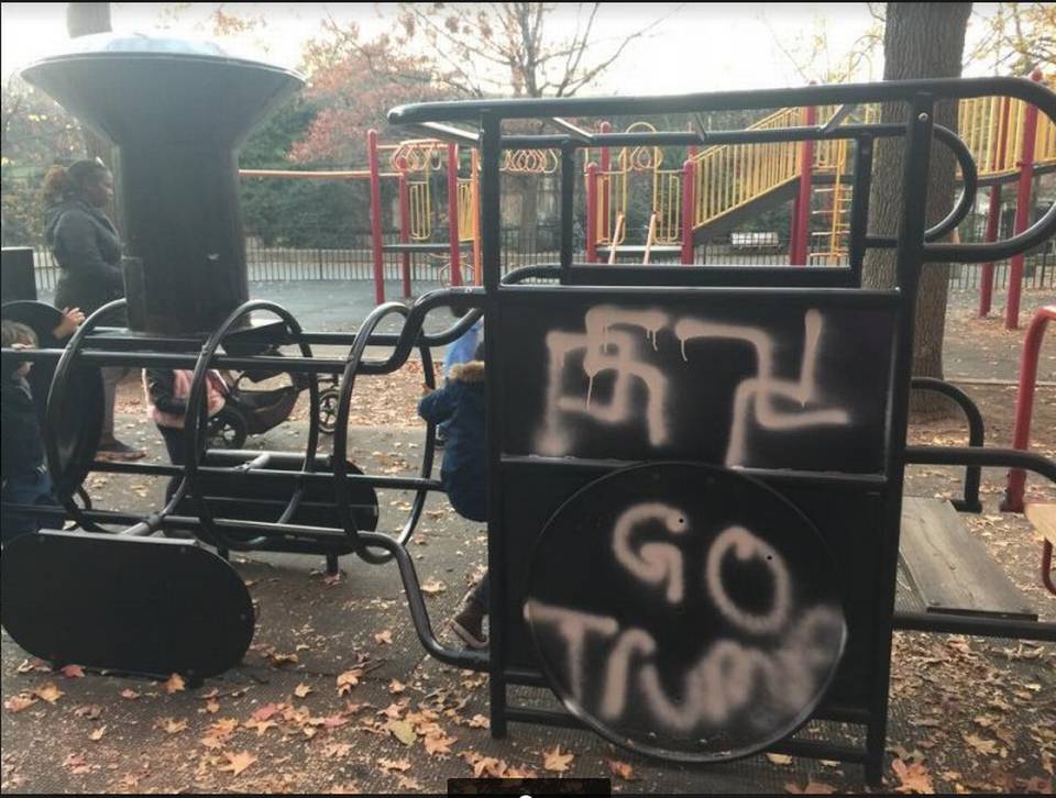 Vandalizan parque de Nueva York con esvásticas y mensajes pro-Trump