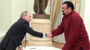 Vladímir Putin entrega el pasaporte de Rusia al actor Steven Seagal 