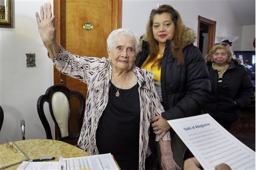 NY: Colombiana llamada América se naturaliza a los 99 años