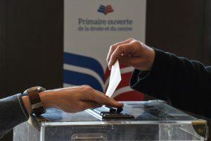 Francia celebra primarias clave con tres favoritos en primera vuelta