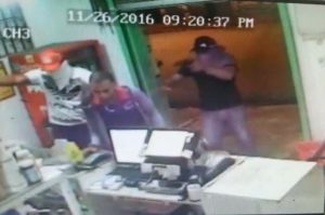La Vega: video capta atracadores a mano armada en farmacia